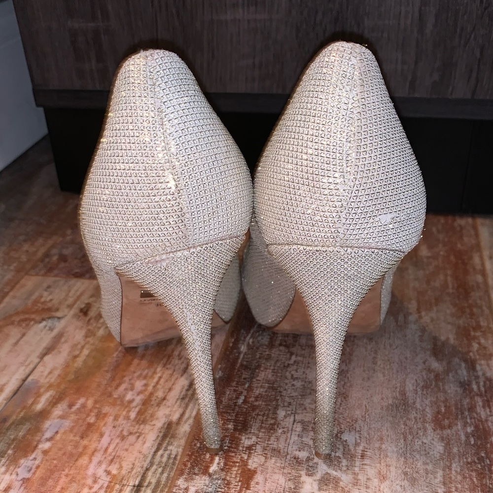 Badgley Mischka Gold / Silver Peep Toe Pumps 10 - Picture 4 of 6